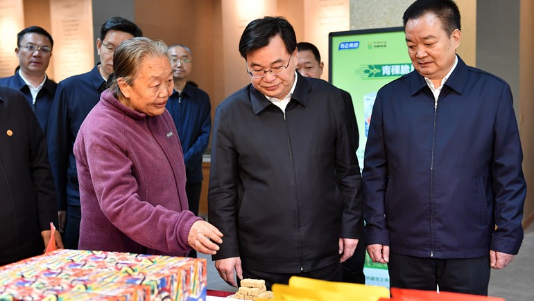 西藏·甘肅工作座談會(huì)在拉薩舉行，兩省區(qū)領(lǐng)導(dǎo)蒞臨奇正青稞考察